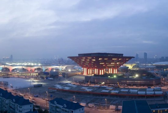 他把30万同胞的血泪，刻在大地上