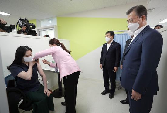 韩国152人接种疫苗后现不良反应 超七成发烧38度以上