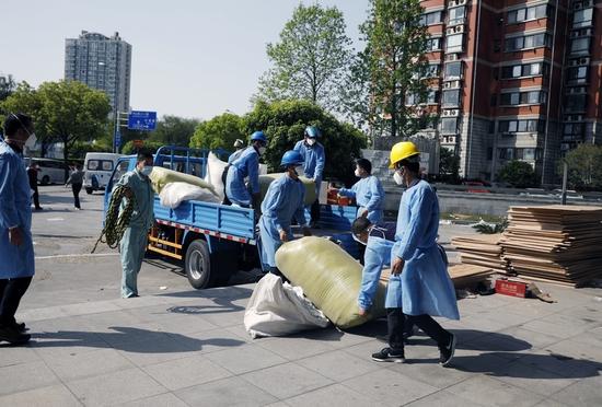 上海黄浦区这幢闲置的写字楼，是怎样在四天内变身方舱医院的？