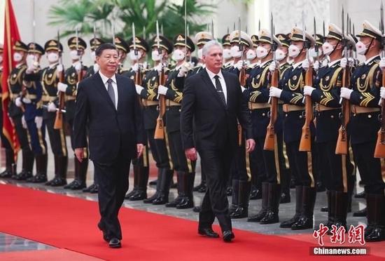 11月25日,习近平主席为来华进行国事访问的古巴共产党中央委员会第一书记、古巴国家主席迪亚斯-卡内尔举行欢迎仪式。 中新社记者 杜洋 摄