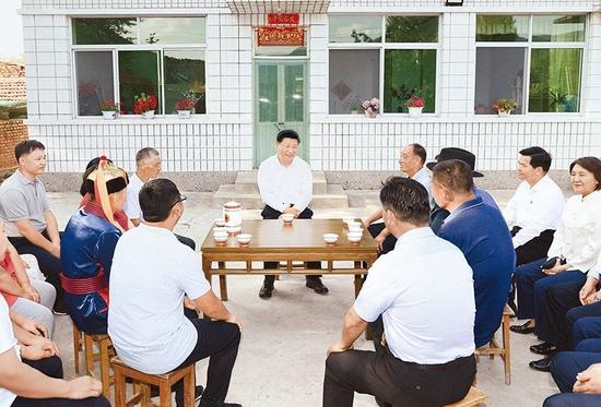 2019年7月15日至16日,中共中央总书记、国家主席、中央军委主席习近平在内蒙古考察并指导开展“不忘初心、牢记使命”主题教育。这是15日下午,习近平在赤峰市喀喇沁旗河南街道马鞍山村村民张国利家,同基层干部群众代表座谈交流。 新华社记者 谢环驰/摄