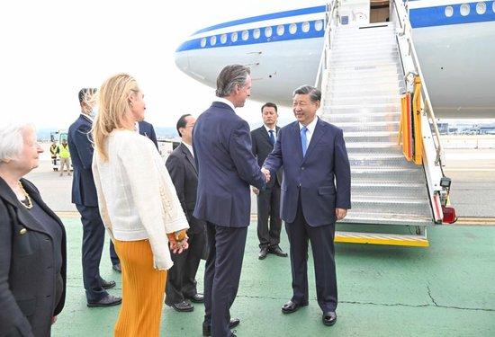 当地时间11月14日下午,国家主席习近平乘专机抵达美国旧金山,应邀同美国总统拜登举行中美元首会晤,同时应邀出席亚太经合组织第三十次领导人非正式会议。习近平乘坐专机抵达旧金山国际机场时,受到美国加利福尼亚州州长纽森、财政部长耶伦等美方代表热情迎接。