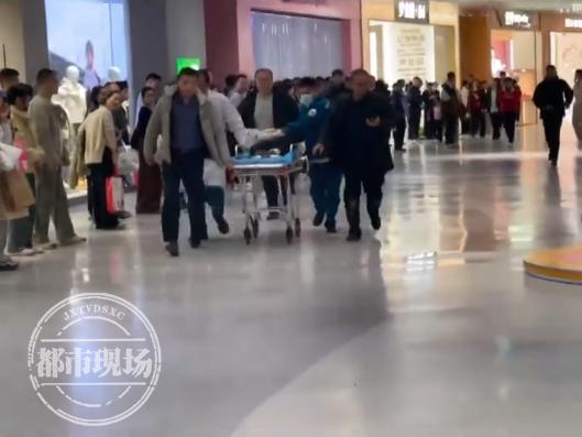 山东济宁一女孩在商场坠亡,其倚靠的扶梯玻璃护栏疑似脱落,警方回应
