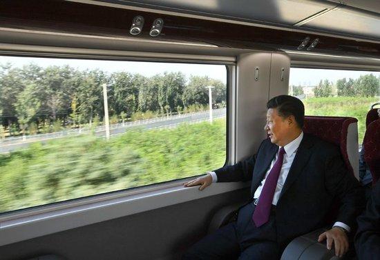2019年9月25日,习近平总书记乘坐轨道列车前往北京大兴国际机场。