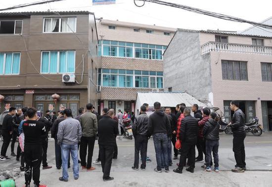 乐清市城东街道云岭村,黄良义的老家门前聚集了许多群众。蒋超 摄