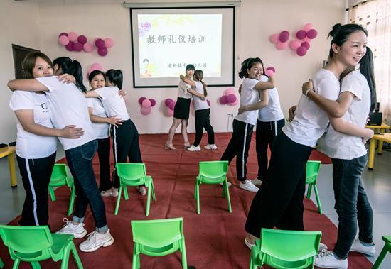 9月9日,江西省吉安市新干县麦镇中心幼儿园支教老师邹小琳(左五)正在对该园幼教老师进行礼仪培训