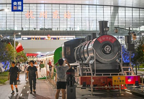 杭州东站用绿皮车提供免费住宿 旅客点赞：可以睡个安稳觉