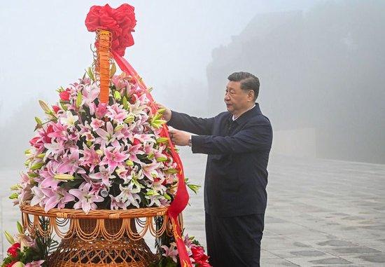 7月7日至8日,中共中央总书记、国家主席、中央军委主席习近平在山西考察。这是7日下午,习近平在位于阳泉市狮脑山的百团大战纪念碑广场,向八路军烈士敬献花篮。新华社记者 谢环驰 摄