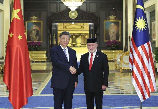4月16日上午,马来西亚最高元首易卜拉欣在马来西亚国家王宫同中国国家主席习近平举行会见。新华社记者 黄敬文 摄