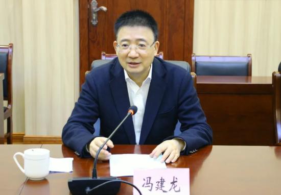中国农业银行首席专家冯建龙 主动投案