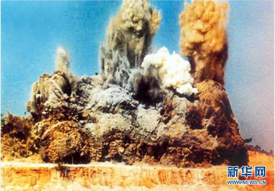 建港填海的“开山炮”在深圳蛇口炸响(资料照片)。新华社发