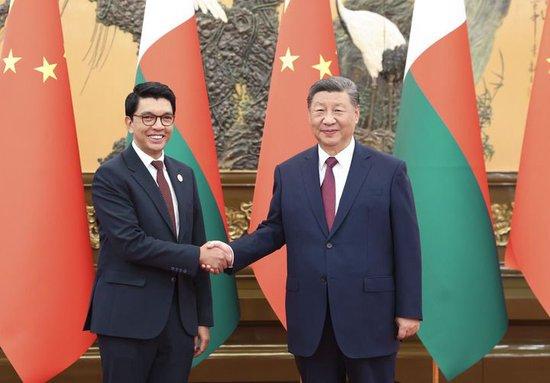 9月6日下午,国家主席习近平在北京人民大会堂会见来华出席中非合作论坛北京峰会的马达加斯加总统拉乔利纳。新华社记者 黄敬文 摄