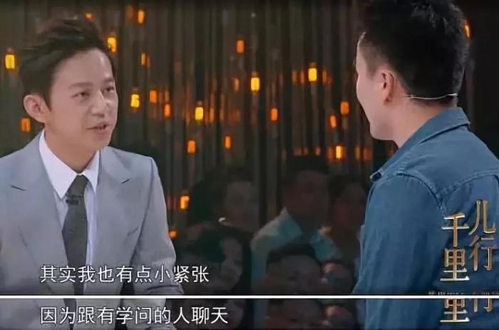 如果说何炅是访谈届的情商之王,那么侯佩岑绝对就是情商之后了。