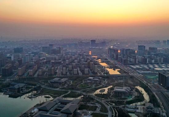 雄安新区容东片区内的水系沐浴在晨光中(2023年3月31日摄,无人机照片)。新华社记者 牟宇 摄