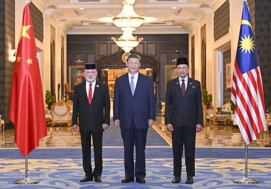 4月16日上午,马来西亚最高元首易卜拉欣在马来西亚国家王宫同中国国家主席习近平举行会见。这是习近平和易卜拉欣及马来西亚总理安瓦尔合影。新华社记者 谢环驰 摄