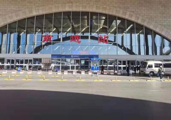 图为实行“全市居民居家7天”后的石家庄火车站。本刊记者/杜玮 摄