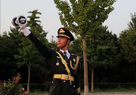 九三阅兵当天，他将升起五星红旗！