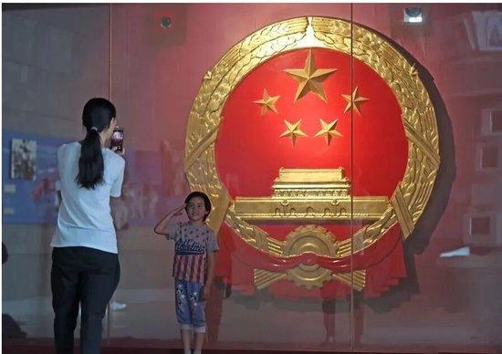 1951年,沈阳第一机器厂铸造的金属国徽