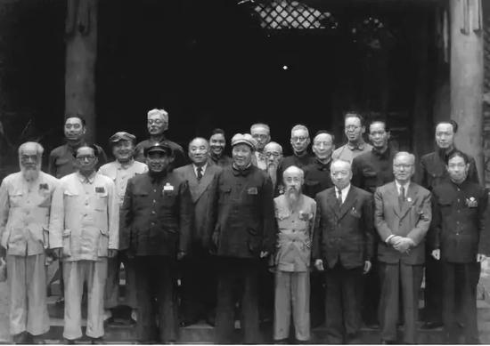 1949年7月5日,毛泽东、周恩来、朱德与新政治协商会议筹备委员会全体常务委员合影。第二排左起第二位为马寅初。