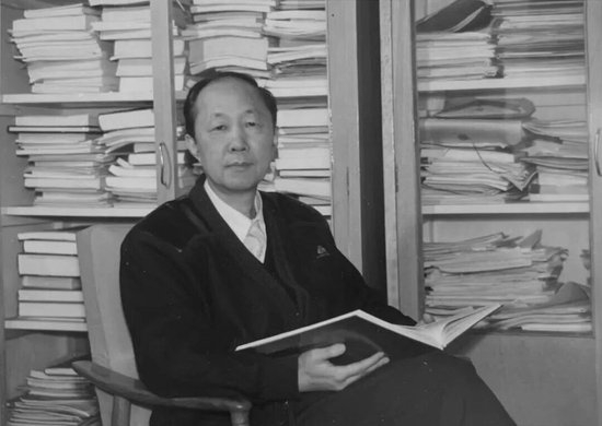 重大损失！郑志鹏逝世，官网已变黑白