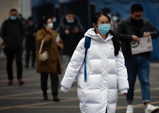 2021年12月11日,江苏省淮安市清中学考点,考生考完下午的申论科目走出考场。当日,2022年度考试录用公务员开考,江苏省淮安市考区共设16个考点、905个考场,参加考试人数达27000多人。图/IC