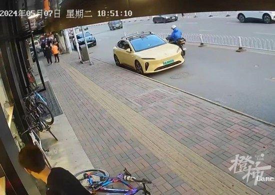 天津市崔克鞍山西道旗舰店门口P1倒地