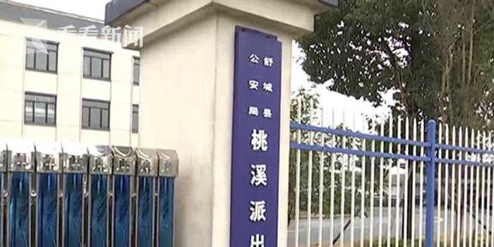 女子雨夜裹棉被睡河边 背后原因让人一声叹息