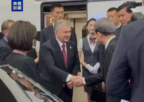 多国领导人乘高铁抵达北京