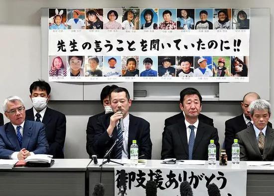 原告团团长今野浩行在判决后召开记者会