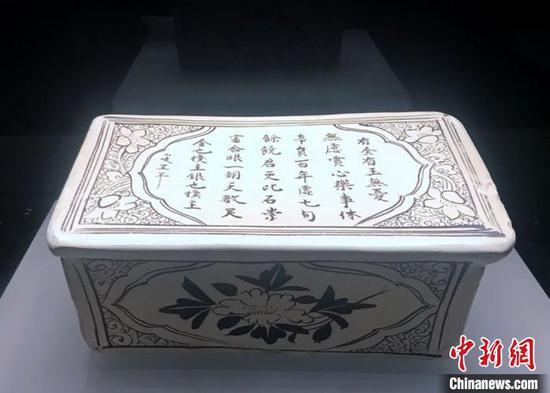 瓷枕上的字画装饰十分精美(邓霞 摄)