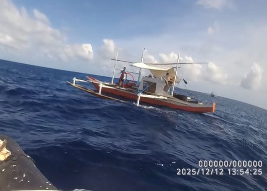 画面公开!菲方人员挥长刀挑衅中国海警