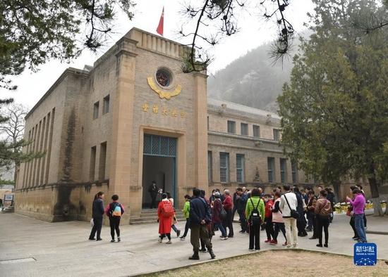 人们在陕西延安杨家岭革命旧址参观(2021年3月28日摄)。新华社记者 张博文 摄