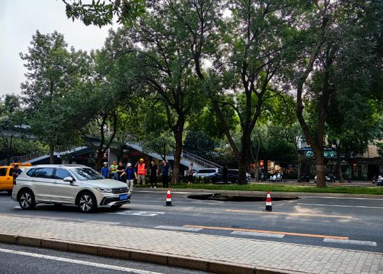 突发!学院路附近突现两米大坑……