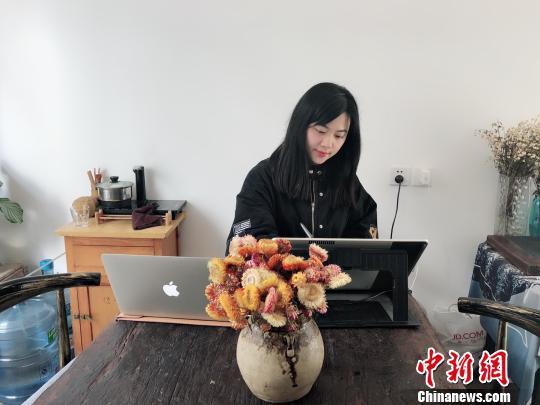 图为:王骢颖正在创作陶俑文物插画 王骢颖 摄