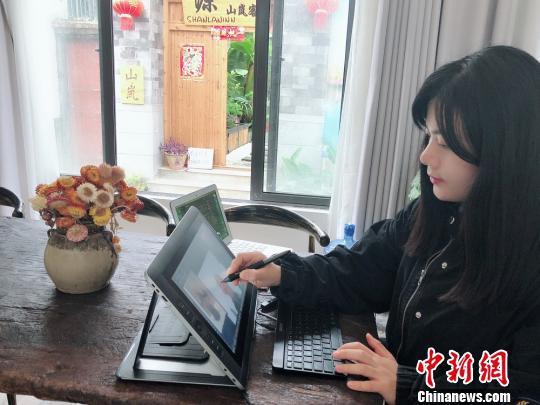 图为:王骢颖正在创作陶俑文物插画 王骢颖 摄