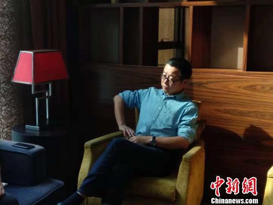图为刘慈欣接受中新记者采访。 马佳欣 摄