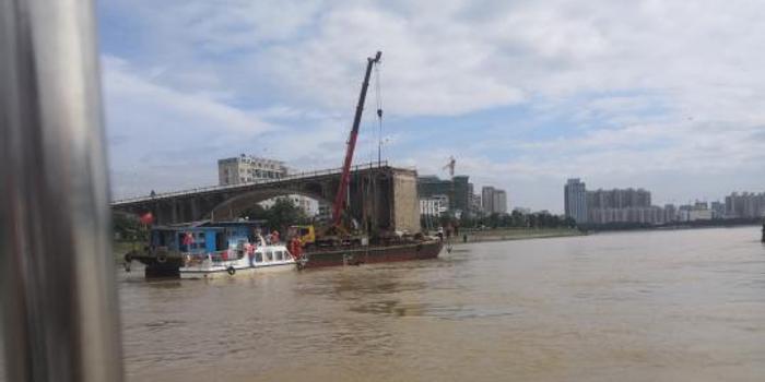 广东河源大桥垮塌第二辆落水车打捞出水 变形严重