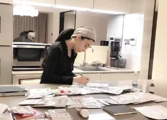 ▲范爷别光拍自己挑面膜,上个研发团队和实验室的照片看看呗