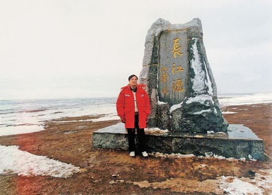 (图为2001年6月,张国宝在长江源头沱沱河考察)