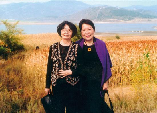 叶嘉莹与席慕蓉在叶赫河畔。