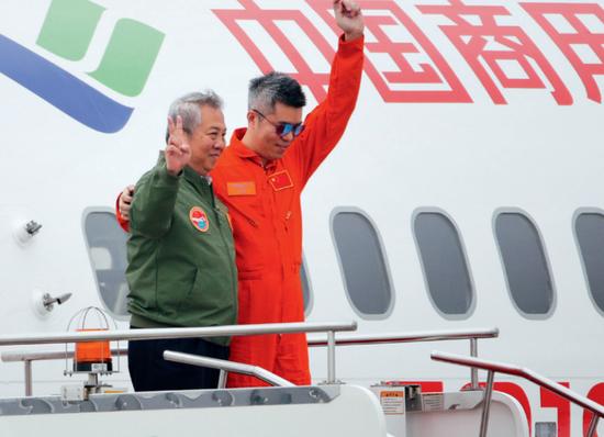2017年5月5日，C919在上海完成首飛。飛機降落后，吳光輝（左）和首飛機長蔡俊擁抱在一起。