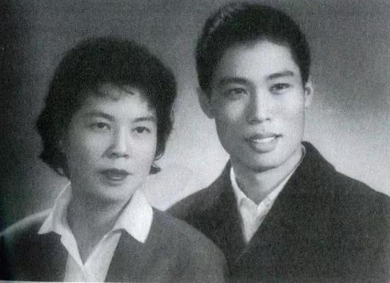 ▲年轻时的他俩CP感满满,当时化妆技术实在太差,但仍看得出李少芬很美