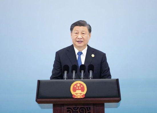 9月23日中午,国家主席习近平和夫人彭丽媛在浙江省杭州市西子宾馆举行宴会,欢迎来华出席杭州第19届亚洲运动会开幕式的国际贵宾。这是习近平发表致辞。新华社记者 黄敬文 摄