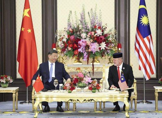 4月16日上午,马来西亚最高元首易卜拉欣在马来西亚国家王宫同中国国家主席习近平举行会见。新华社记者 黄敬文 摄