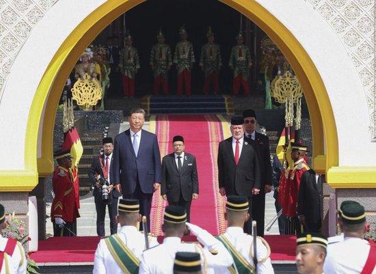 4月16日上午,马来西亚最高元首易卜拉欣在马来西亚国家王宫同中国国家主席习近平举行会见。这是易卜拉欣在国家王宫广场为习近平举行隆重欢迎仪式。新华社记者 丁林 摄