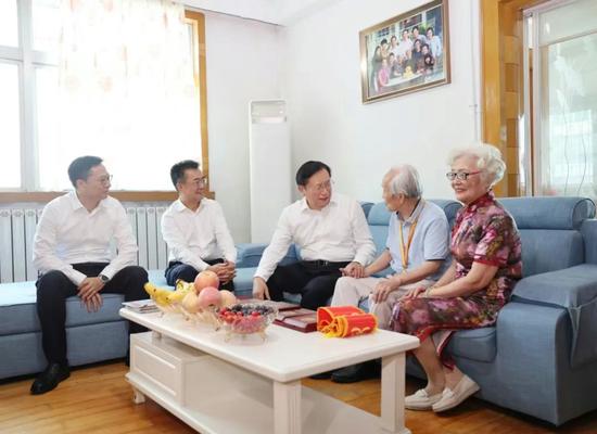 湖北省委书记王忠林走访慰问抗战老战士老同志并发放纪念章