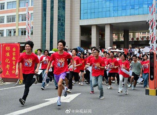 高考数学“爆”了!有考生顺利做出压轴题,网友:不算太难