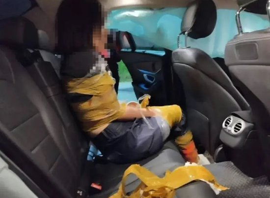 35岁中国女子泰国遭绑架，嫌犯仍在逃！讲述被绑细节：看房时突然拿刀威胁要5万，他不会开右舵车，撞车后弃车逃跑