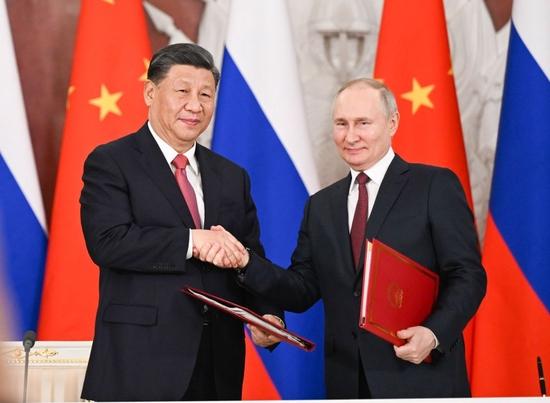 当地时间3月21日下午,国家主席习近平在莫斯科克里姆林宫同俄罗斯总统普京举行会谈。这是会谈后,两国元首共同签署《中华人民共和国和俄罗斯联邦关于深化新时代全面战略协作伙伴关系的联合声明》和《中华人民共和国主席和俄罗斯联邦总统关于2030年前中俄经济合作重点方向发展规划的联合声明》。新华社记者 谢环驰 摄