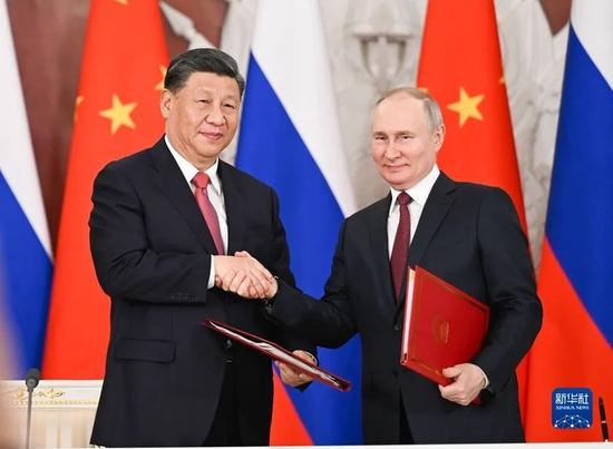 当地时间3月21日下午,国家主席习近平在莫斯科克里姆林宫同俄罗斯总统普京举行会谈。这是会谈后,两国元首共同签署《中华人民共和国和俄罗斯联邦关于深化新时代全面战略协作伙伴关系的联合声明》和《中华人民共和国主席和俄罗斯联邦总统关于2030年前中俄经济合作重点方向发展规划的联合声明》。新华社记者 谢环驰 摄